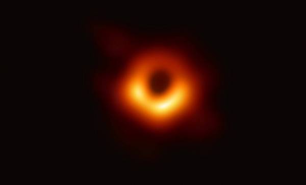 Eerste foto van een zwart gat